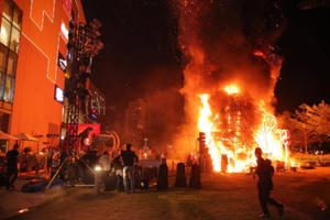 Nhiều sao bỏ chạy khi sân khấu 'Kong: Skull Island' bốc cháy