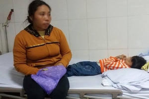 Xô xát với hàng xóm, con gái 5 tuổi nhập viện