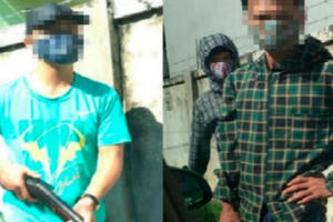 Côn đồ bịt mặt nã súng hoa cải vào taxi, 3 người nhập viện