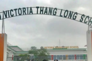 Xe đưa đón học sinh trường Victoria Thăng Long gây tai nạn, một người bị kéo lê dưới gầm xe