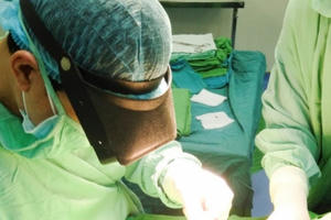 Phẫu thuật lấy đầu bút chì nằm trong hốc mắt cháu bé suốt 5 năm ròng rã