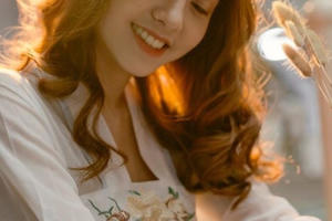 Liệt 2 chân, nữ sinh vẫn khiến bao trai tim tan chảy vì nụ cười tỏa nắng