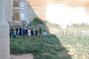 Nghệ An: Tìm kiếm nữ kế toán mất tích, bỏ lại xe máy trên cầu Nghệ An: Tìm kiếm nữ kế toán mất tích, bỏ lại xe máy trên cầu