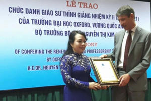 Bộ trưởng Y tế là Giáo sư thỉnh giảng Đại học Oxford danh tiếng