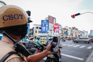 Bộ Công an khẳng định vượt đèn đỏ nhường đường xe cấp cứu sẽ không bị phạt