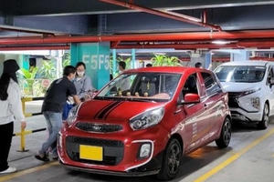 Xe công nghệ có làn riêng đón khách ở Tân Sơn Nhất