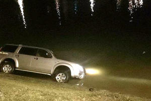 Lâm Đồng: Ô tô mất lái lao xuống hồ Xuân Hương lúc nửa đêm