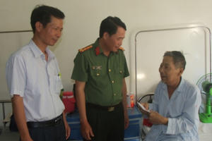 Công an tỉnh Thừa Thiên Huế thăm hỏi và tặng quà các gia đình chính sách