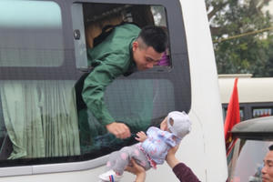 Xúc động giây phút tiễn tân binh lên đường tòng quân Xúc động giây phút tiễn tân binh lên đường tòng quân