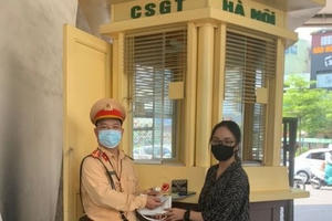 Hà Nội: Người dân "vui mừng khôn xiết" khi nhận được tài sản đánh mất từ Cảnh sát giao thông