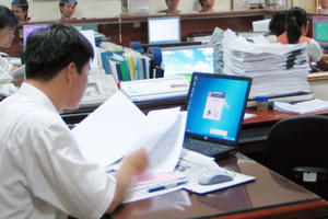 Ngân sách phải "nuôi" 1,36 triệu công chức và 49.000 đơn vị sự nghiệp