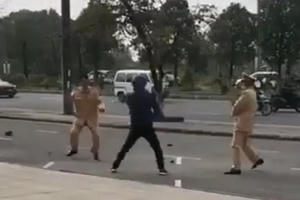 Clip: "Ma men" dùng côn nhị khúc tấn công dồn dập CSGT khi bị xử lý vượt đèn đỏ