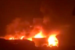 Video: Nổ lớn kinh hoàng tại xưởng chứa cồn, khói lửa bao trùm cả vùng trời
