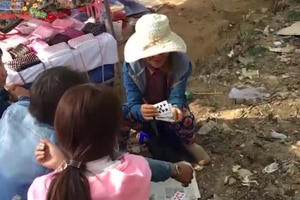 Bình Dương: Thầy bói, "nhà sư" ăn xin bủa vây chùa ngày Tết