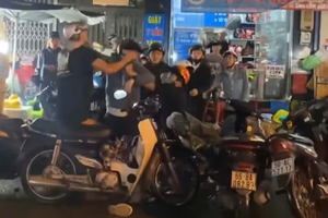 Mâu thuẫn khi "giật đồ cô hồn", 10 thanh niên tham gia ẩu đả