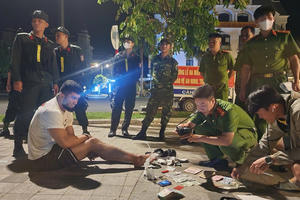 Kiên Giang: Bắt giữ nhóm người nước ngoài sử dụng tiền USD giả mua sắm và đổi tiền Việt