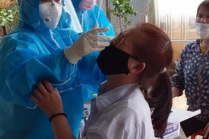 Những bóng hồng nơi tuyến đầu chống dịch