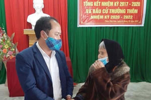 Cảm động cụ bà gần 100 tuổi chống gậy đi ủng hộ 1 triệu đồng chống dịch Covid-19