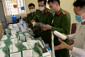 Bắt giữ xe cứu thương chở 7.500 chiếc khẩu trang không rõ nguồn gốc đi tiêu thụ Bắt giữ xe cứu thương chở 7.500 chiếc khẩu trang không rõ nguồn gốc đi tiêu thụ