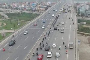 Flycam: Các "chiến hữu mô tô" tiễn đưa Trần Lập Flycam: Các "chiến hữu mô tô" tiễn đưa Trần Lập