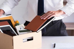 Công ty sa thải người lao động có phải báo trước?