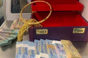 Nữ hành khách để quên chiếc vali chứa 315 triệu đồng cùng nhiều vàng