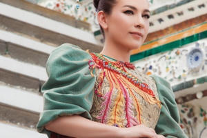 Phi Nhung mặc áo dài của nhà thiết kế Việt chụp ảnh tại ngôi chùa lớn nhất là biểu tượng của Thái Lan