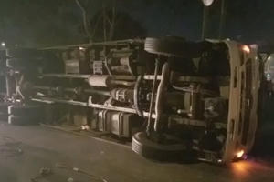 TP HCM: Xe tải chở heo lật ngang đường, nhiều đường may mắn thoát nạn TP HCM: Xe tải chở heo lật ngang đường, nhiều đường may mắn thoát nạn