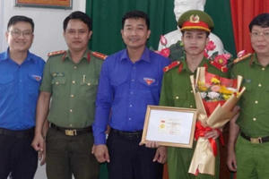 Bình Thuận: Trao tặng Huy hiệu "Tuổi trẻ dũng cảm” cho Binh nhì Phòng cháy chữa cháy