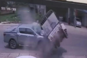 Clip xe bán tải tông xe tải bay vào lề đường, tài xế tử vong tại chỗ