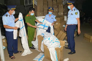 Lào Cai: Bắt giữ hơn 8.600 bộ quần áo bảo hộ y tế không rõ nguồn gốc