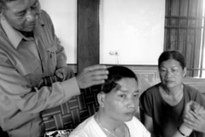 Xót xa cặp “lá vàng” chăm con trai sống cảnh thực vật