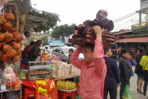 Phong phú hàng hóa tại phiên chợ “mua may, bán rủi”