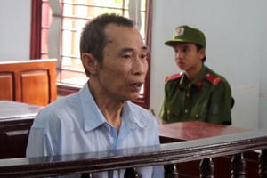 Đồng ý cho cha dượng giao cấu để lấy 400 ngàn đồng