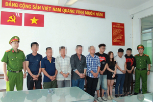 Bắt khẩn cấp nhóm sáng tạo nội dung số khiêng quan tài diễu phố để bán quần áo