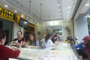 Đà Nẵng: Người dân chen nhau đi mua vàng ngày vía Thần Tài