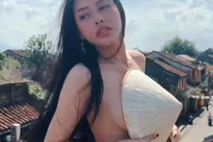 Cô gái khỏa thân trên nóc phố cổ Hội An gây xôn xao dư luận
