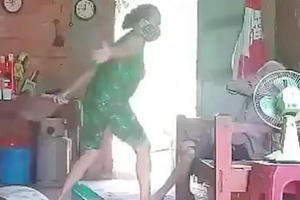 Bắt tạm giam "nữ nghịch tử" đánh đập, ngược đãi mẹ già gần 80 tuổi