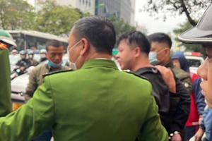 Làm rõ việc thanh niên chặn đầu ô tô, rút súng doạ người đi đường