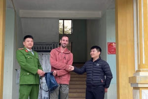 Trao trả tài sản cho du khách nước ngoài bị đánh rơi