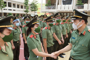 Lực lượng công an đem màu áo xanh thắp sáng hy vọng Lực lượng công an đem màu áo xanh thắp sáng hy vọng