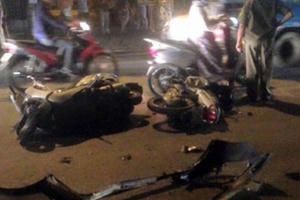 Gia Lâm: Ô tô phóng ẩu ngược chiều, 3 người nhập viện trong tình trạng nguy kịch