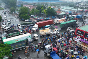 Bị tạm giữ bằng lái nhưng vẫn điều khiển xe đầu kéo gây tai nạn chết người tại TX. Phú Mỹ