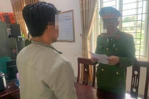 Khởi tố, bắt tạm giam thầy giáo "đụng chạm" nhiều nữ sinh tại Nghệ An