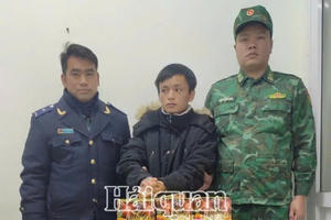 Cao Bằng: Bắt giữ nam thanh niên lái ô tô đi chở pháo lậu