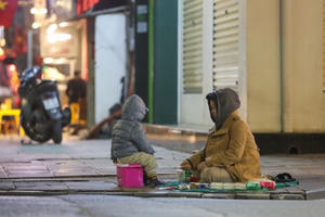 Hà Nội: Người dân miệt mài mưu sinh trong đêm giá rét