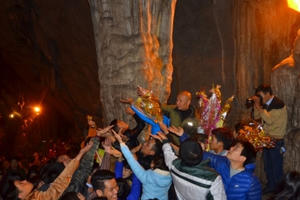 Hàng nghìn du khách đổ về Chùa Hương hứng "nước lộc" cầu may