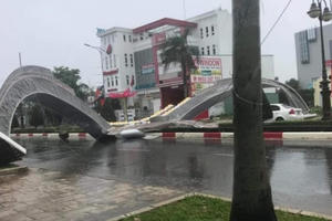 Cổng chào tỉnh Bà Rịa - Vũng Tàu đổ sập sau cơn mưa lớn