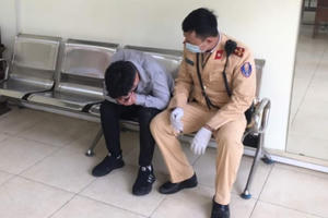 Kịp thời can ngăn một thanh niên buồn chán chuyện tình cảm định nhảy cầu Chương Dương