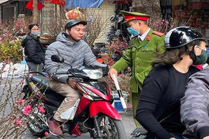 CAQ Hoàn Kiếm xử phạt nhiều trường hợp không đeo khẩu trang tại phố cổ